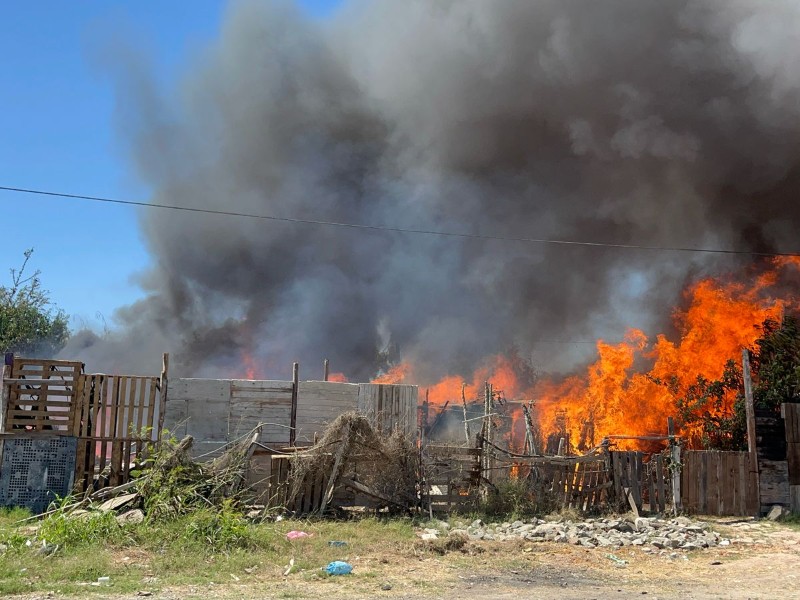 Incendio devastador en Mazatlán, consume 5 casas de madera