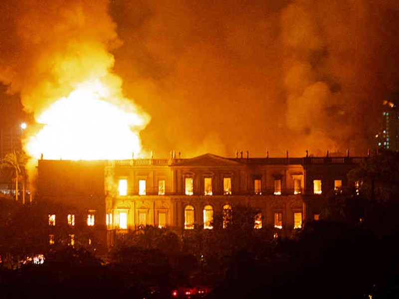 Incendio devora el Museo Nacional en Brasil