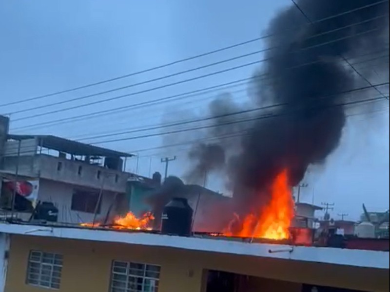 Incendio devoró domicilio de la colonia Carolino Anaya