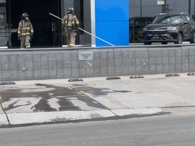 Incendio en agencia de autos de la 57 dejó vehículos dañados