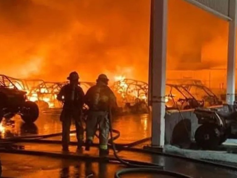 Incendio en agencia de Querétaro deja pérdidas millonarias