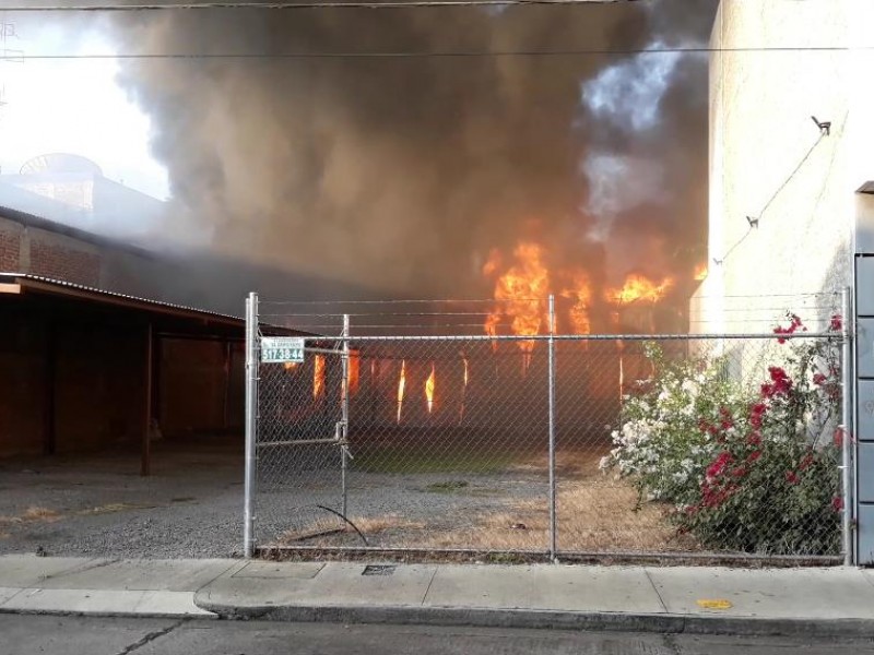 Incendio en almacén de Megacable, no afecta servicio