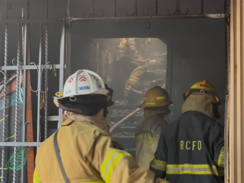 Incendio en bar del centro moviliza a bomberos en Zihuatanejo