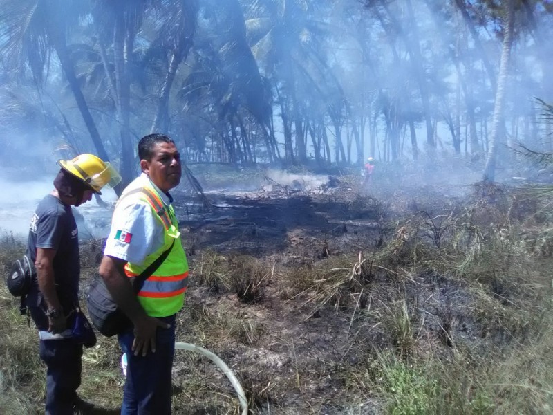 Bomberos sofocan incendio en Barra Galindo