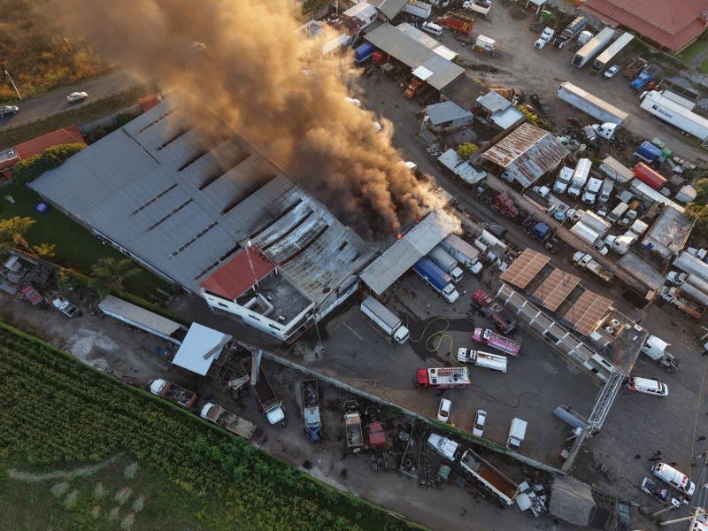 Incendio en bodega de Camichín deja 12 vehículos incendiados