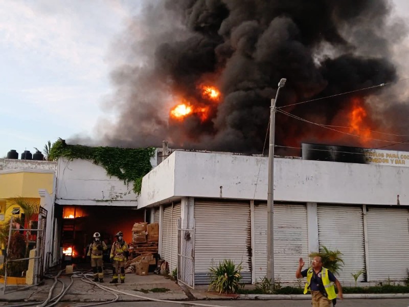 Incendio en bodega de llantas y refacciones de Mazatlán