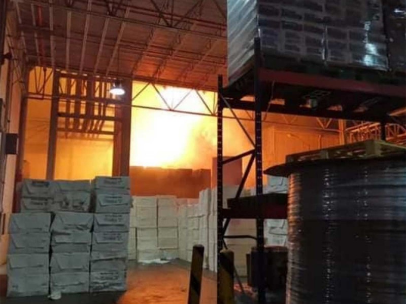 Incendio en bodega de Querétaro provoca movilización de bomberos