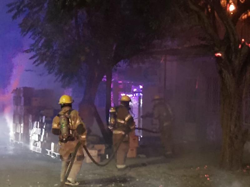 Incendio en bodega deja daños materiales y moviliza a bomberos