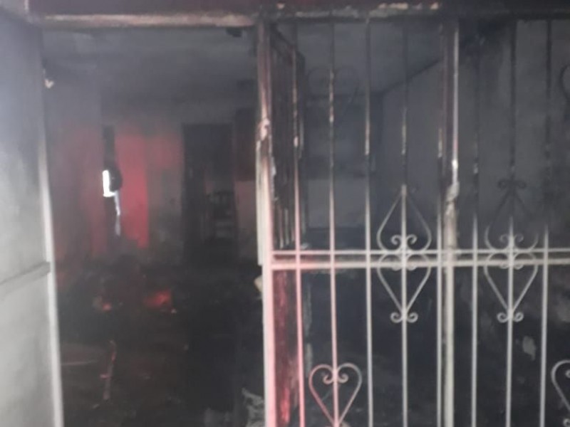 Incendio en casa cobra vida en Residencial Poniente