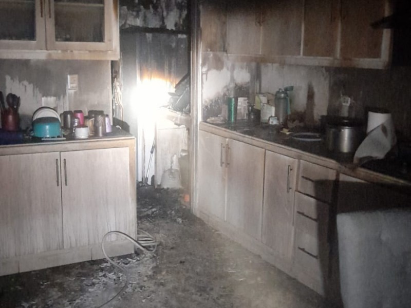 Incendio en casa destruye cocina