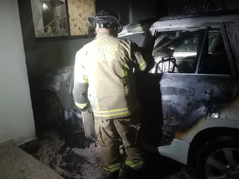 Incendio en cochera de la colonia Guillermina deja dos vehículos dañados
