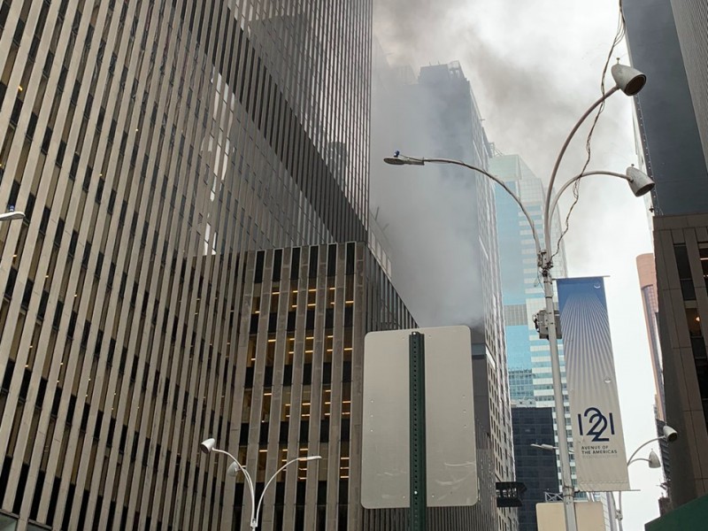 Incendio en edificio cerca del Rockefeller Center en Nueva York