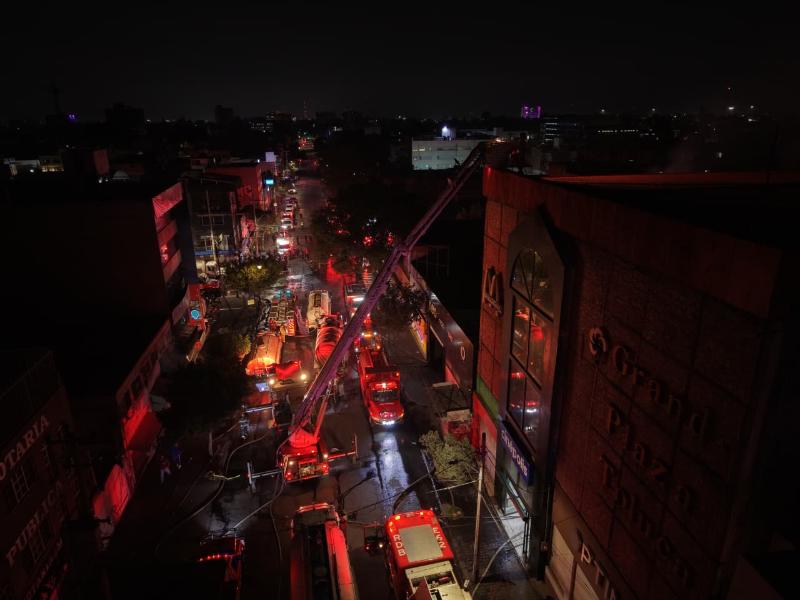 Incendio en el centro de Toluca moviliza a cuerpos de emergencia