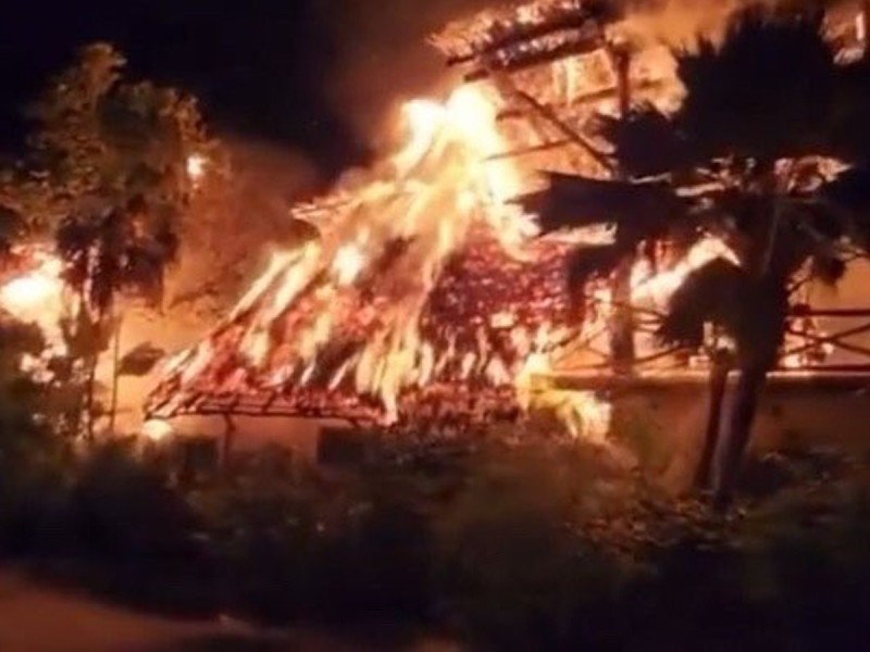 Incendio en Holbox deja un lesionado y hoteles quemados