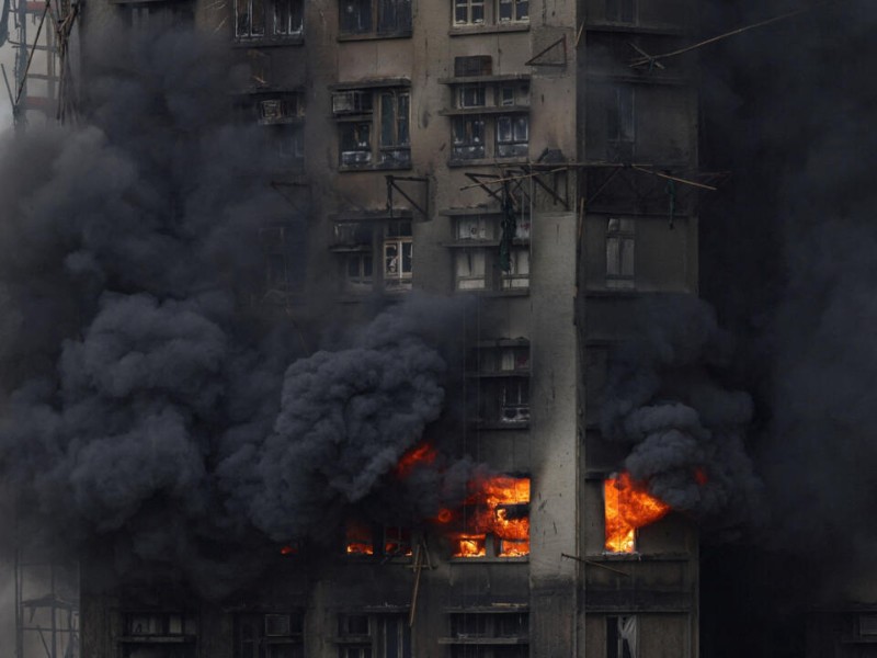 Incendio en Hong Kong: van 128 muertos y 8 detenidos