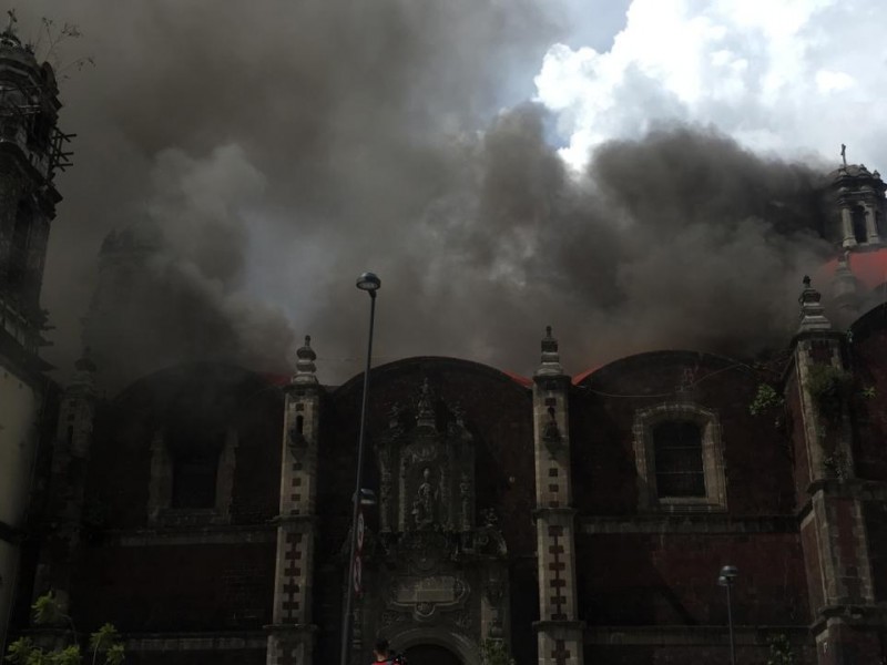 Se incendia iglesia de Santa Veracruz en el Centro Histórico