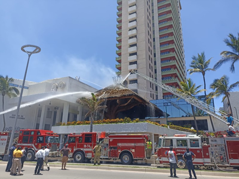 Incendio en la Palapa de un Hotel en Mazatlán