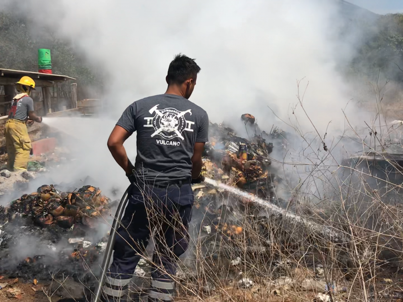 Incendio en Las Pozas, moviliza al cuerpo de Bomberos