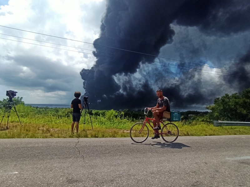 Incendio en Matanzas sigue activo