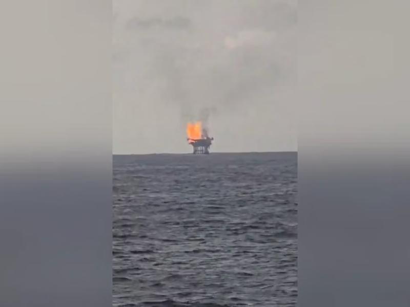 Incendio en plataforma de Pemex en Campeche