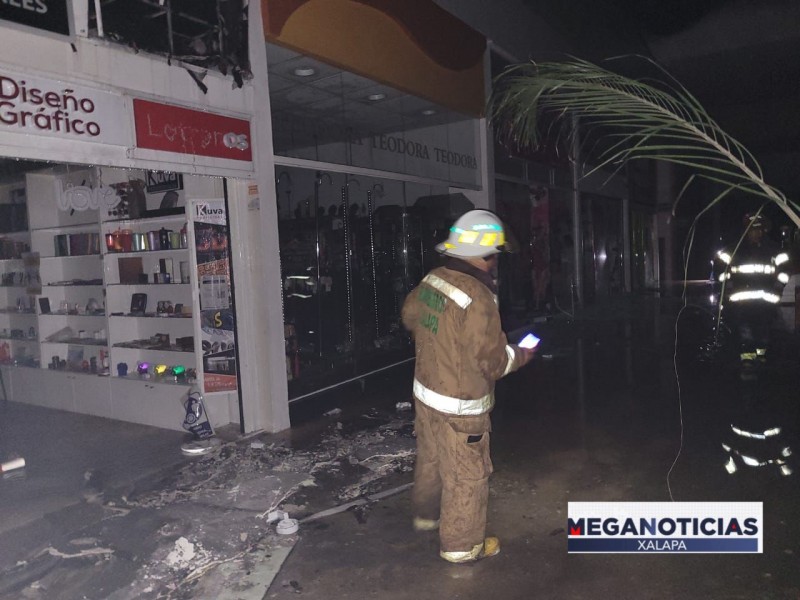 Incendio en Plaza Ánimas afecta siete locales