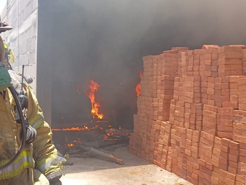 Incendio en poblado 28 de octubre, solo daños materiales