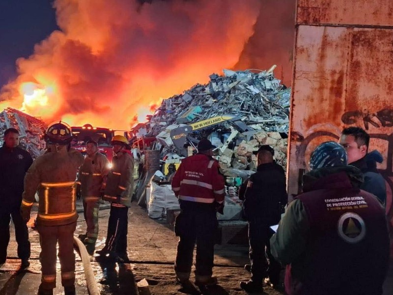Incendio en predio de desechos en Xonacatlán