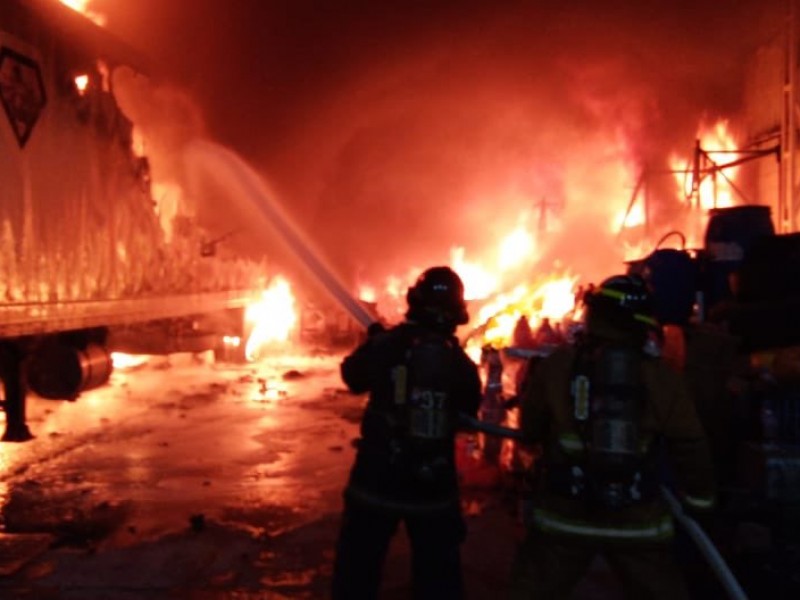 Incendio en recicladora de La Resurrección alerta a vecinos