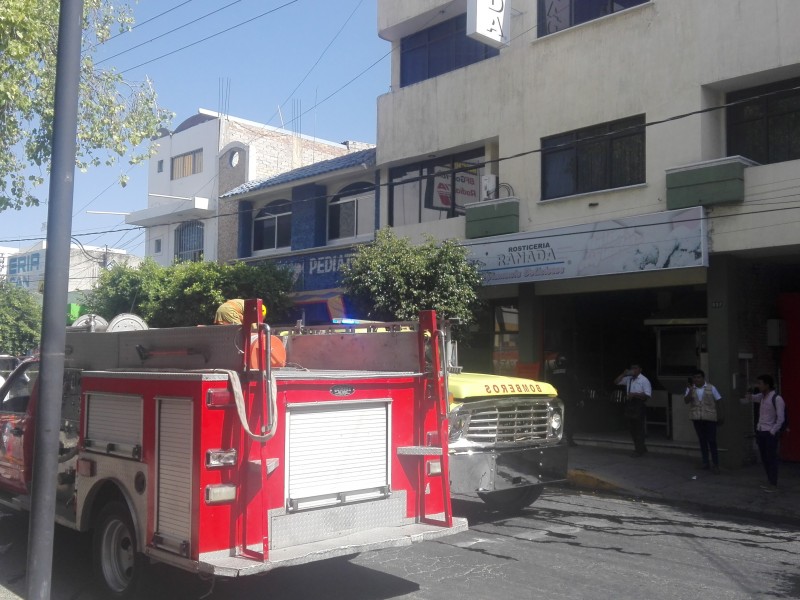 Incendio en rosticería en el centro causa pánico