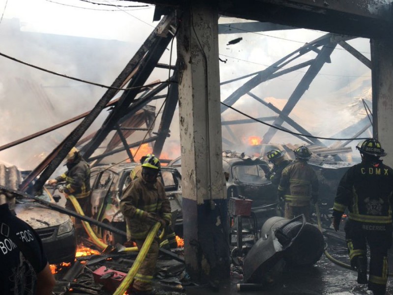 Incendio en taller mecánico deja 2 lesionados