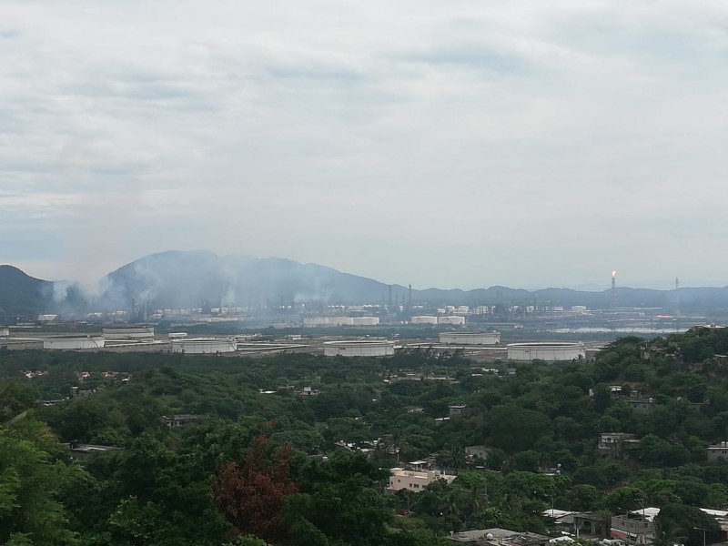 Incendio en tanque en reparación de refinería ADJ