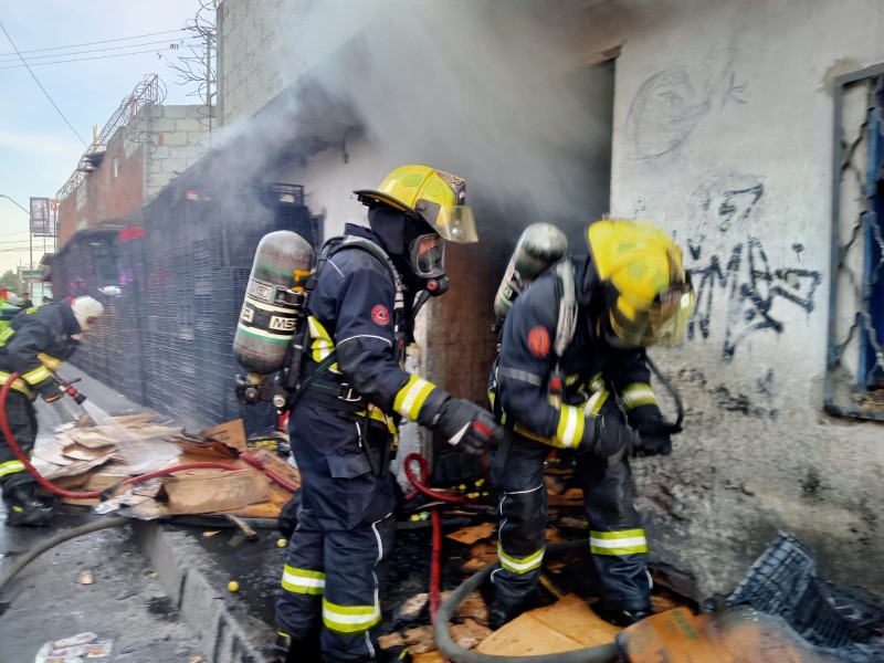 Incendio en taquería pone en alerta a vecinos de Reforma