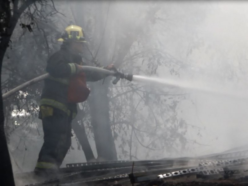 INCENDIO EN TERRENO BALDÍO DE CULIACÁN MOVILIZA A BOMBEROS