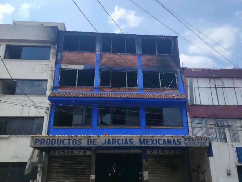Incendio en Toluca afectó seis inmuebles; evalúan daños
