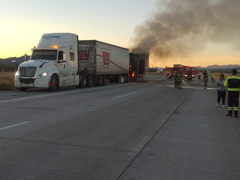 Incendio en tractocamión provoca tránsito lento en la Guaymas–Hermosillo