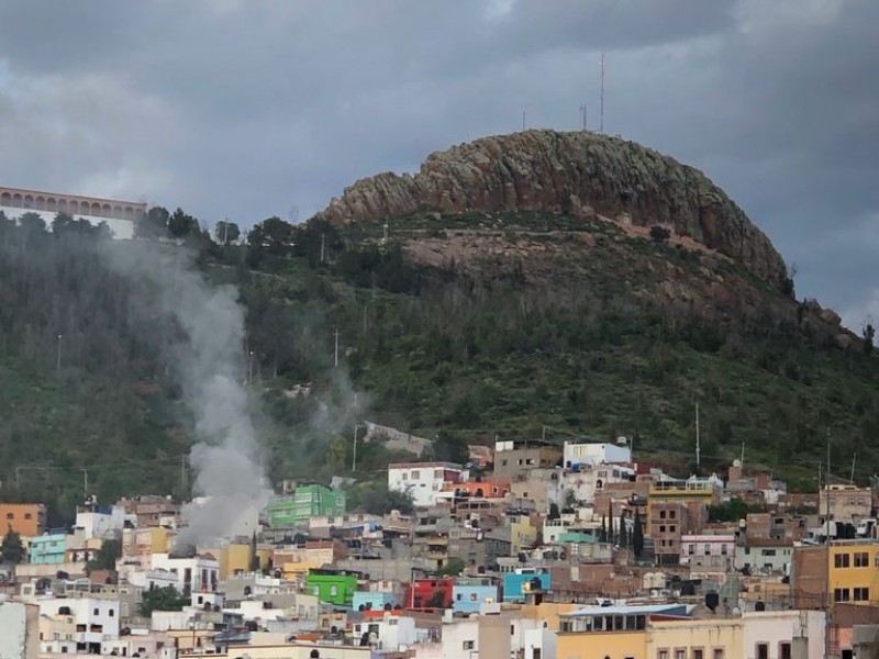 Incendio fulmina tercer piso de casa habitación