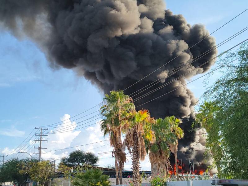 Incendio moviliza a Bomberos en recicladora del Parque Industrial