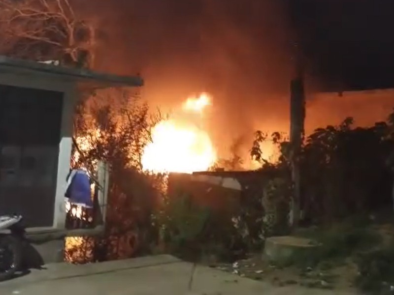 Incendio movilizó a vecinos y autoridades de colonia de Xalapa