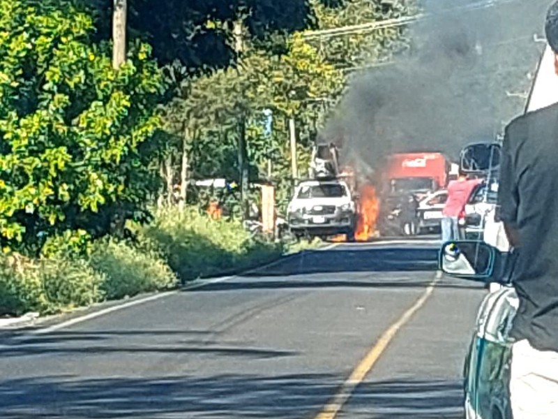 Incendio paralizó circulación en carretera Xalapa-Naolinco