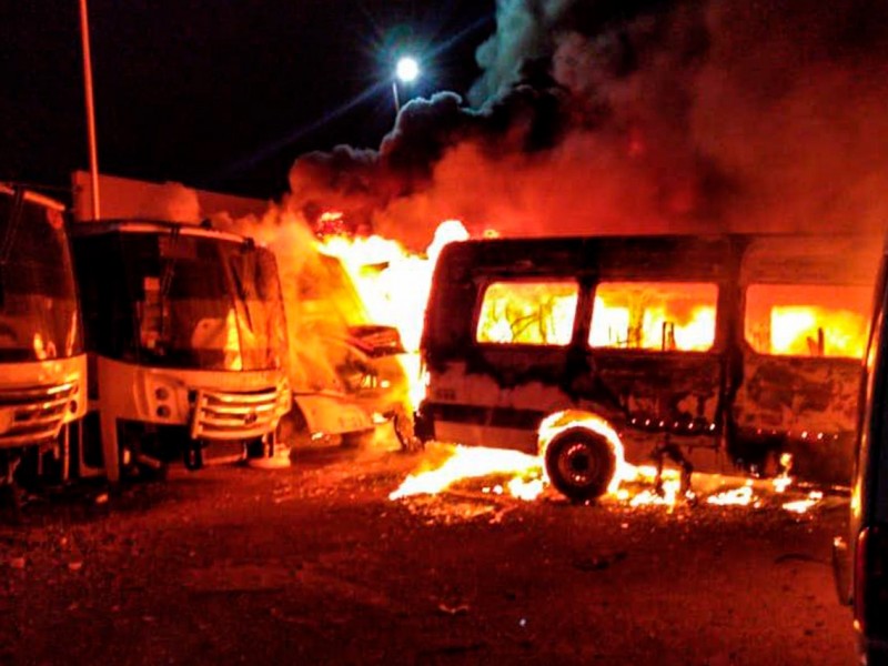 Incendio provocado pérdida de 30 vehículos