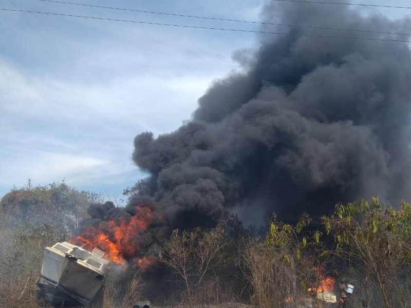 Incendio sale de control y afecta yate en La Puerta