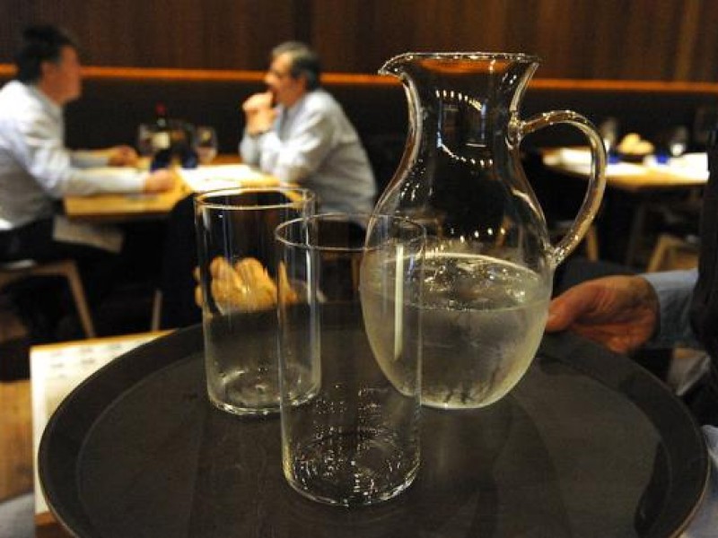 Incentivarán consumo de agua en bares y restaurantes