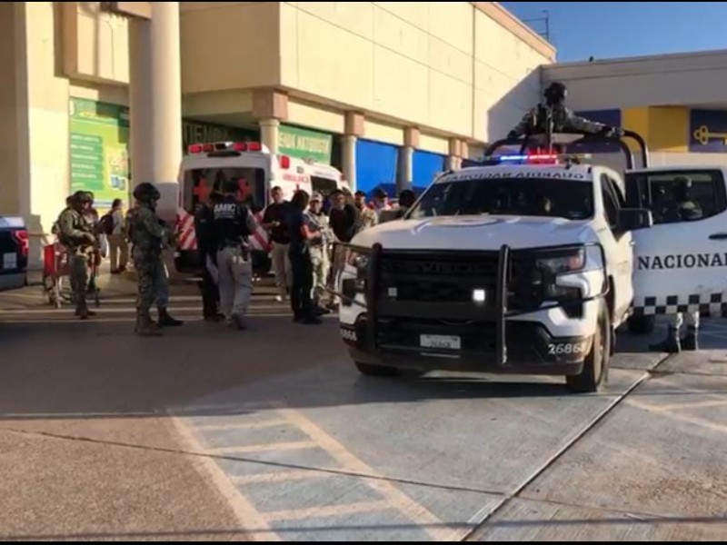 Incidente en Plaza Ley Jalisco: Presunto Secuestrado Causa Alarma y es Desarmado