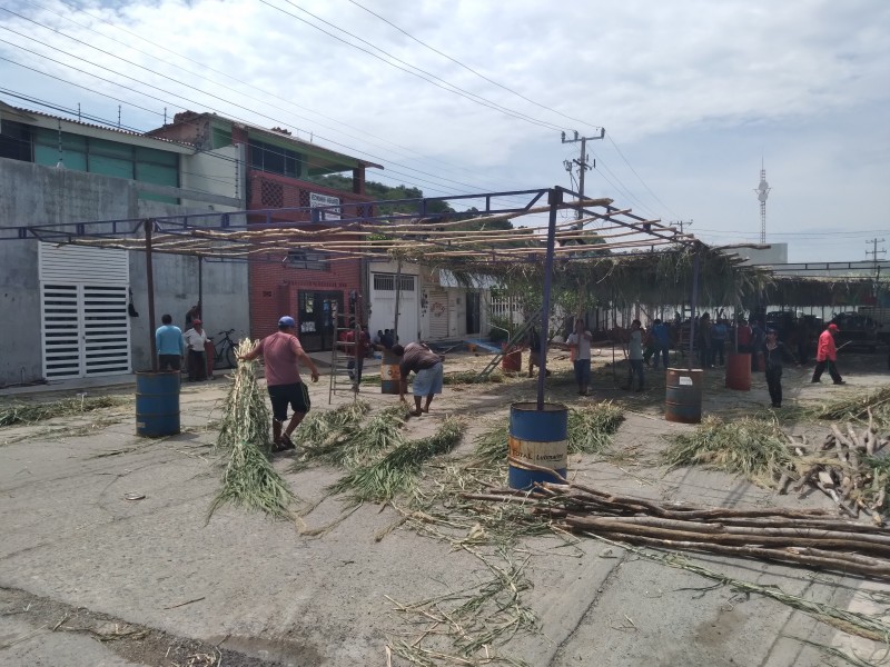Incidente no retrasará fiesta patronal en Tehuantepec; levantan estructura colapsada