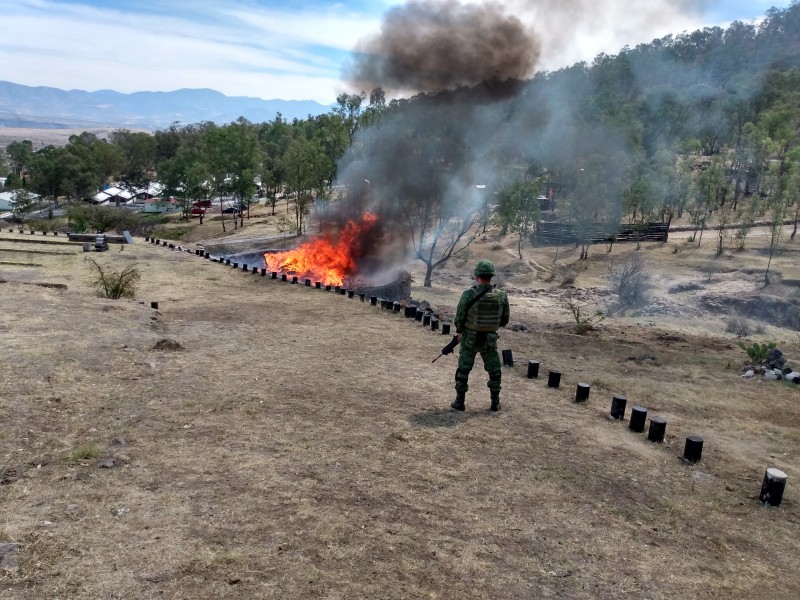 Incineran mercancía decomisada por FGR en Michoacán