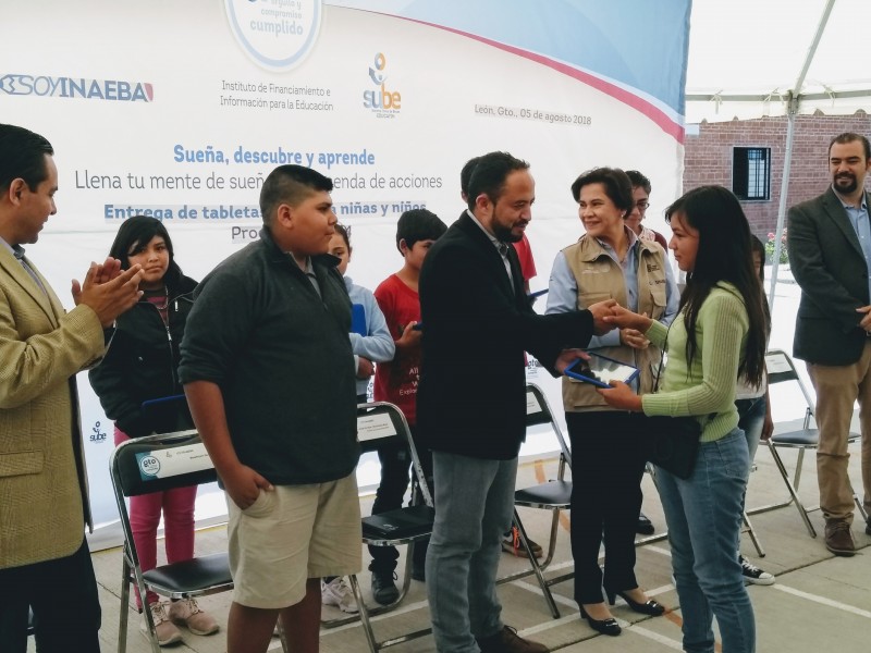 Incluyen en tecnologías a niños sin estudios