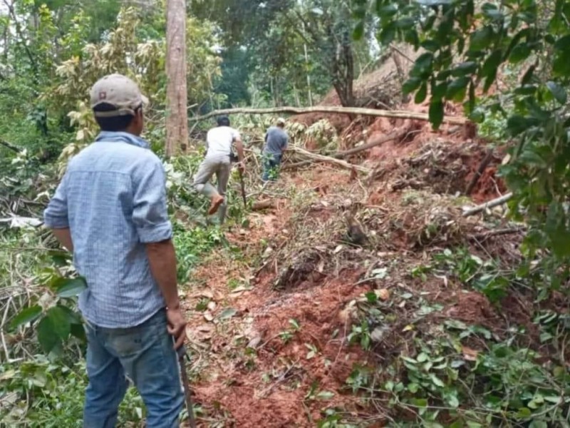 Incomunicada la sierra de Atoyac por cortes carreteros