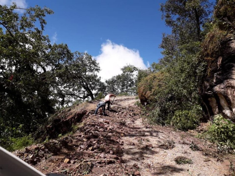 Incomunicadas comunidades en Huajicori por bloqueo de caminos