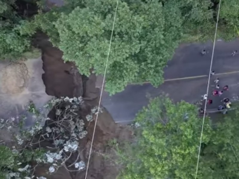 Incomunicado Minatitlán; socavón destruye carretera Minatitlán-Villa de Álvarez