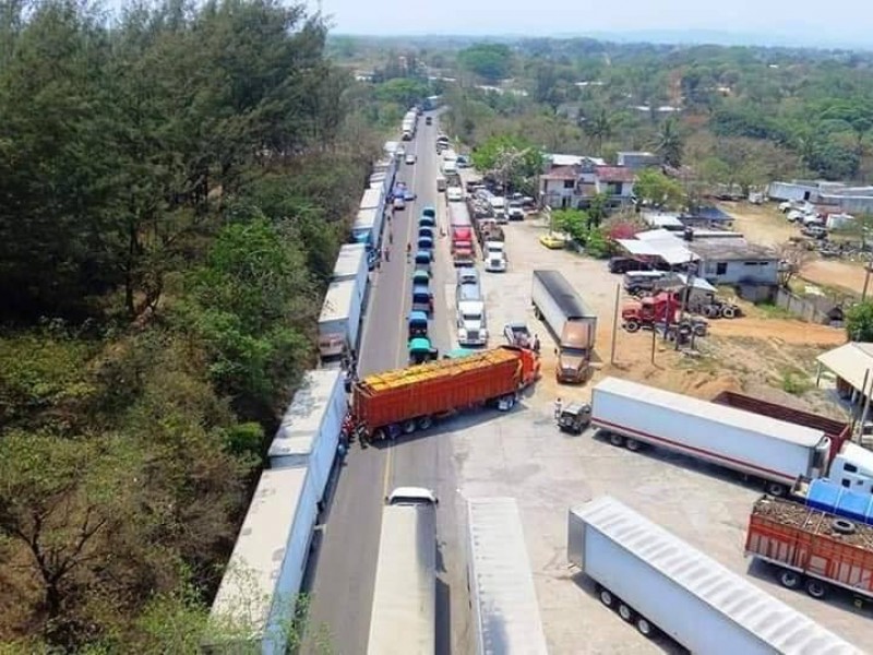 Incomunicado Oaxaca y Veracruz 9 días de bloqueos